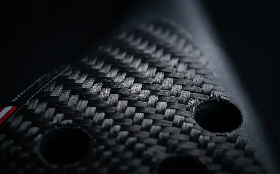 Gros plan sur la surface en fibre de carbone d'une raquette de padel haute performance